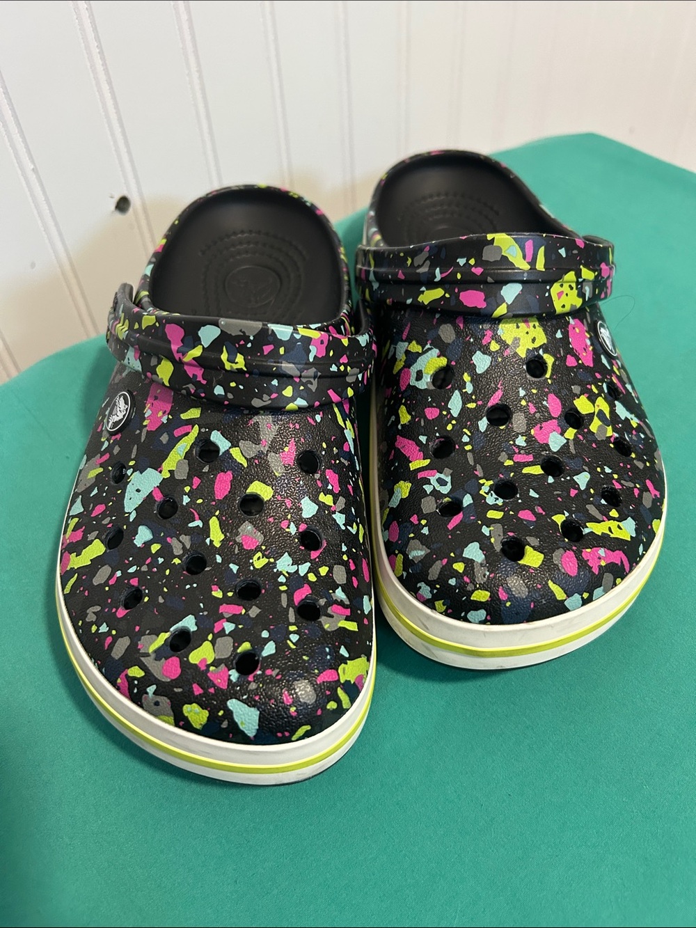 CROCS- paint splatter pattern - SZ: w8 m6